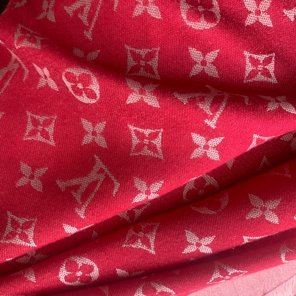 SOLD Authentic Louis Vuitton Shall - Picture 12 of 13